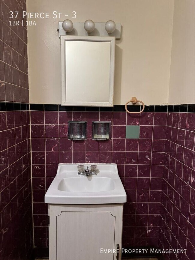 Building Photo - 37 Pierce St