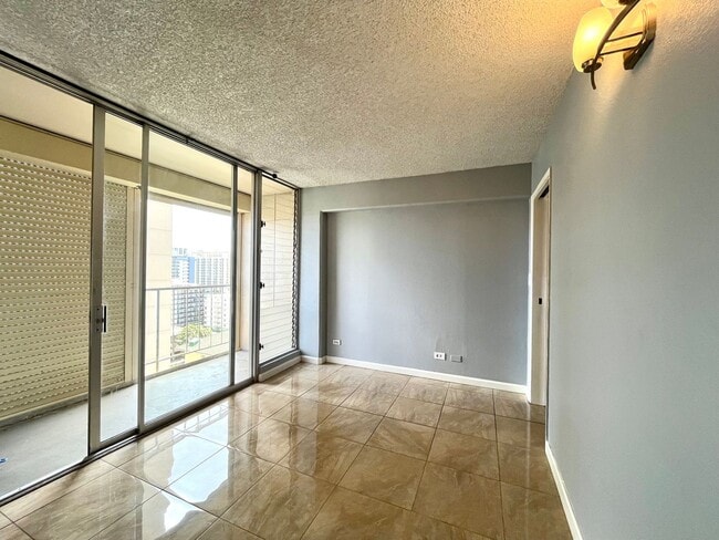 Building Photo - 2115 Ala Wai Blvd