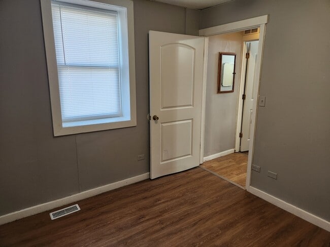 Building Photo - 106 W Comanche Ave