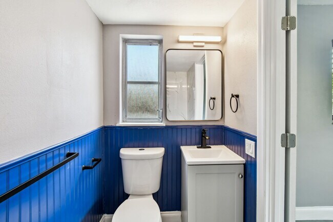 Building Photo - 528 Manor Dr