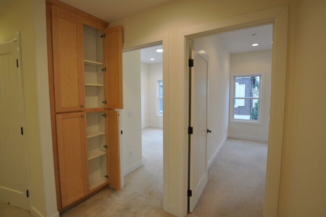 Building Photo - Luxury Craftsman Style Home in quiet San M...