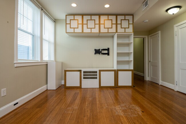 Building Photo - 1039 Evarts St NE