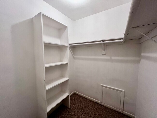 Building Photo - 622 Pinewood Dr