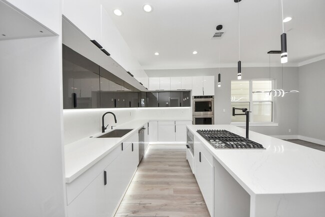 Building Photo - 602 W 28th St