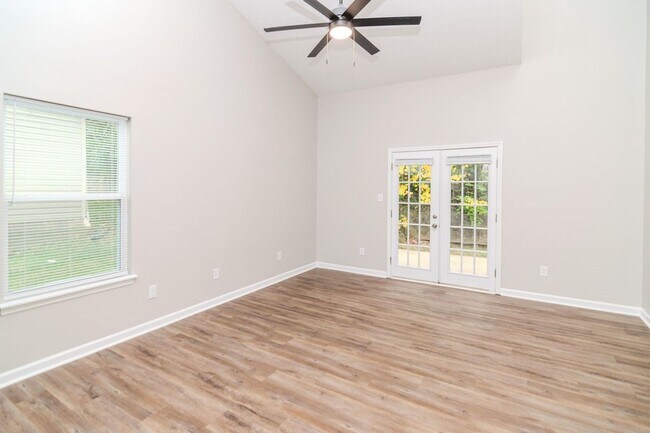 Building Photo - Beautifully updated 3 bedroom, 2.5 bath townhouse in a fantastic Lexington location!