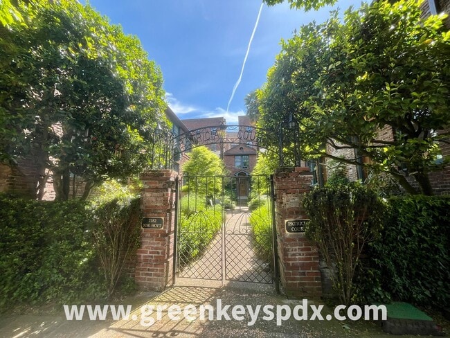 Building Photo - Historic Nob Hill Studio Condo at Patricia Court – Walk to NW 23rd