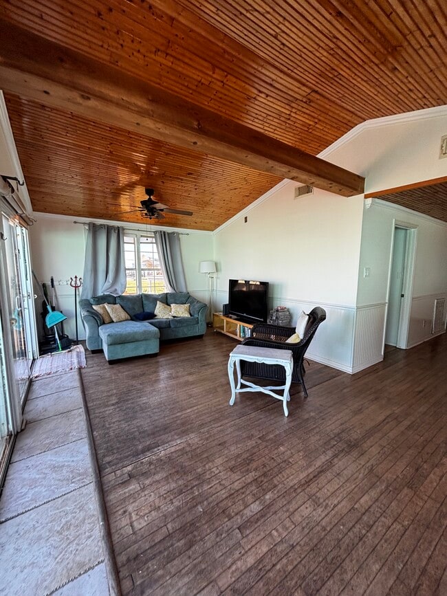 Building Photo - 611 Seashell Dr