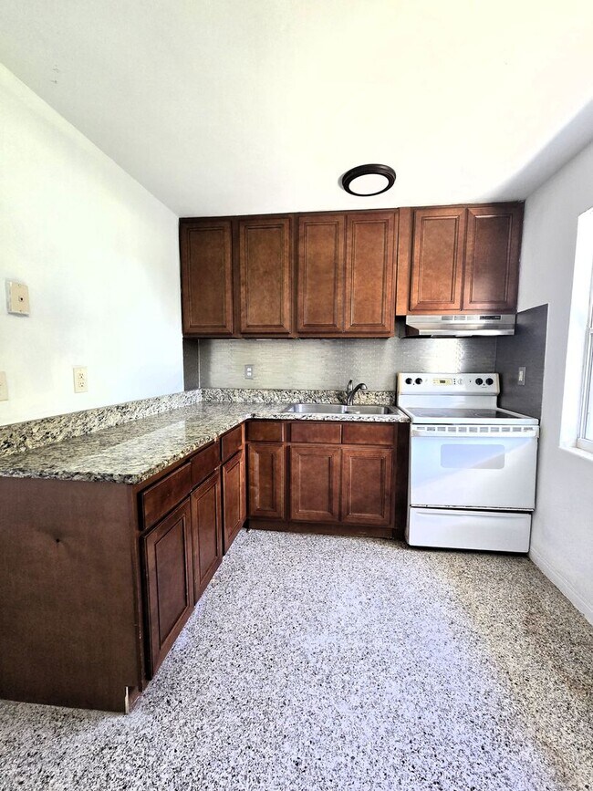 Building Photo - 1703 Edgewater Dr