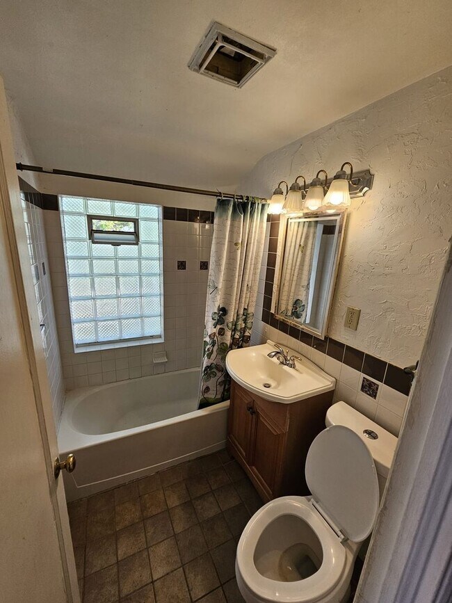 Building Photo - Charming Duplex with Private Entrance