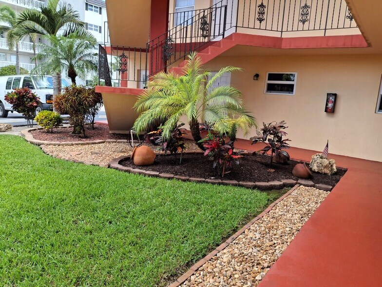 Building Photo - 5050 Bayview Dr