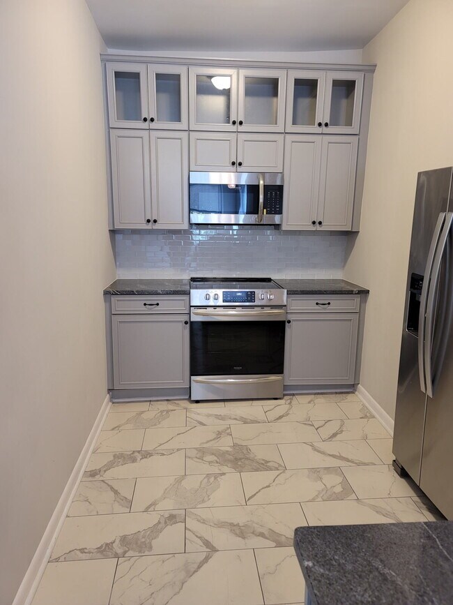 Building Photo - Charming 2-Bedroom Retreat in Vibrant Charleston  Perfect for Cozy Living!