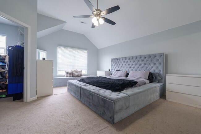Building Photo - MOVE IN READY 3 Bedroom in the Heart of No...