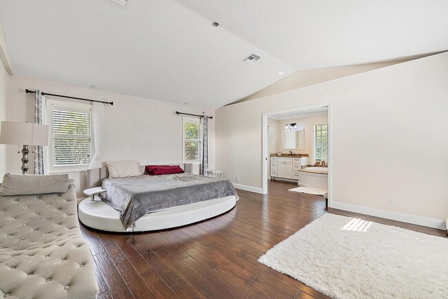 Building Photo - 542 N Cypress Dr