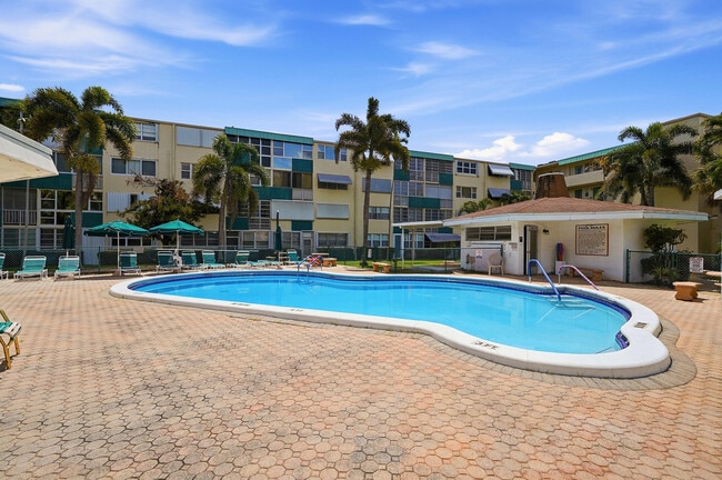 Building Photo - 1333 E Hallandale Beach Blvd