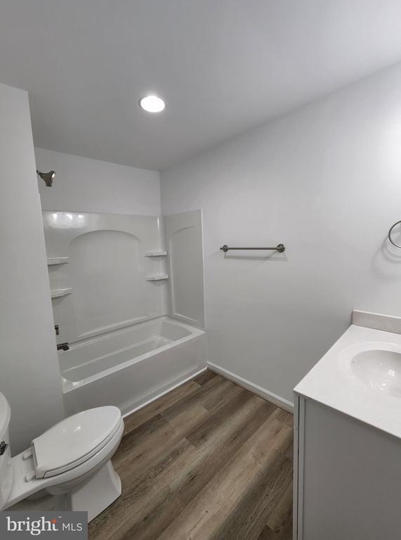 Building Photo - 111 Coralyrose Ct