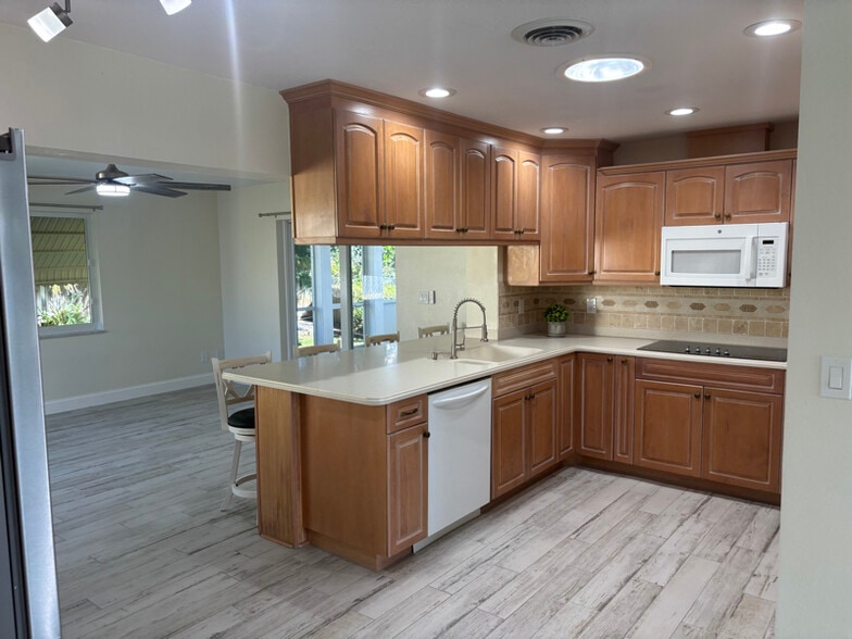 Building Photo - 3393 NE Sandra Dr