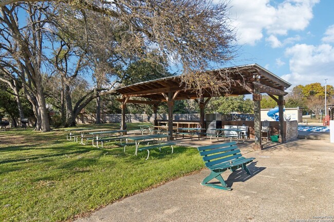 Building Photo - WHISPERING OAKS GARDEN HOME