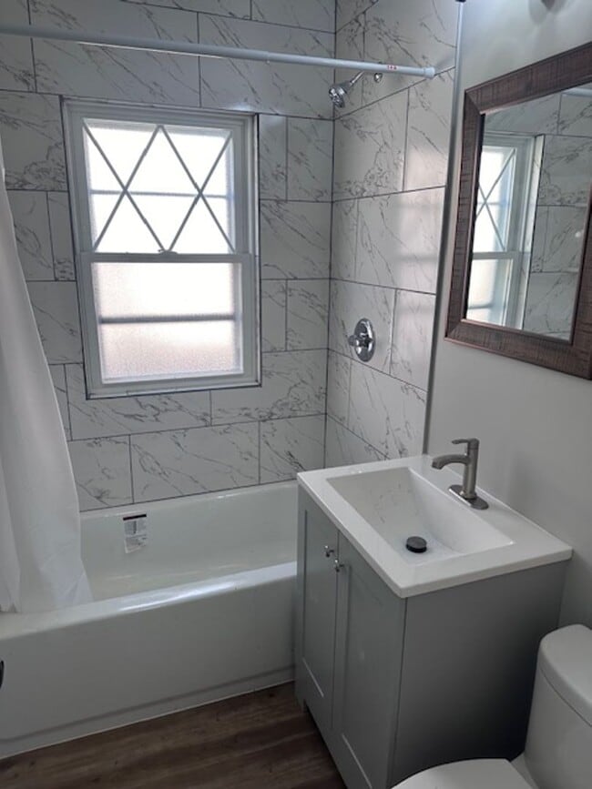 Building Photo - Garfield Ridge 4 Bedroom House