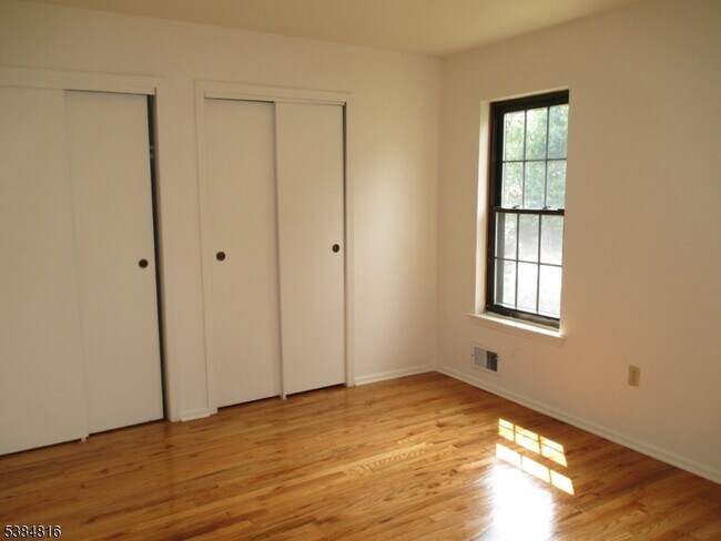 Building Photo - 181 Long Hill Rd