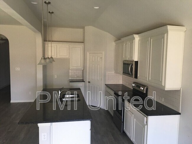 Building Photo - 3005 Cliffview Dr