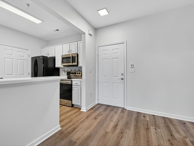 Building Photo - Beautiful 2 BR 2 BA condo in the heart of ...