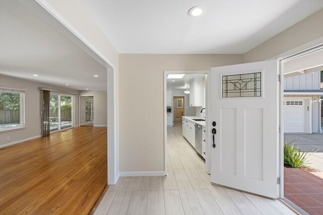 Building Photo - Spacious Menlo Park Retreat with 6 Bedroom...