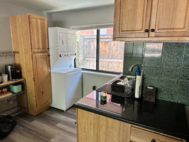 Building Photo - Available December! Cosy duplex in Potter Highlands!