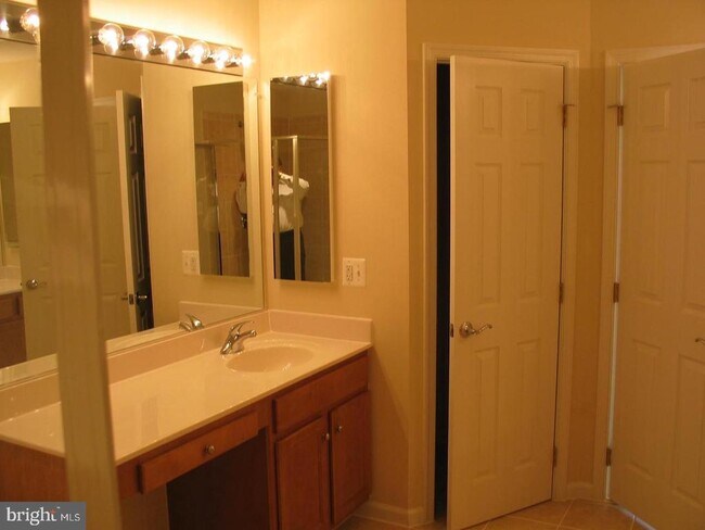 Building Photo - 705 Vestal St