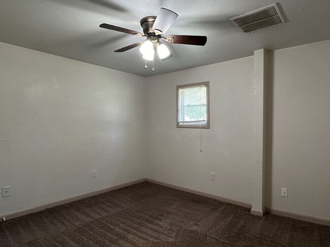 Building Photo - 3 Bedroom House for Lease!!