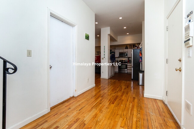 Building Photo - 448 Park Dr