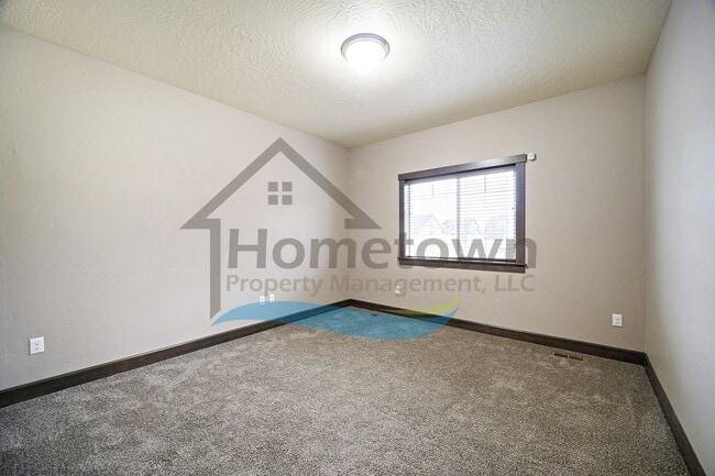 Building Photo - 3 Bedroom 2 Bathroom Home with Attached 3 Car Garage Available in Coeur d'Alene!