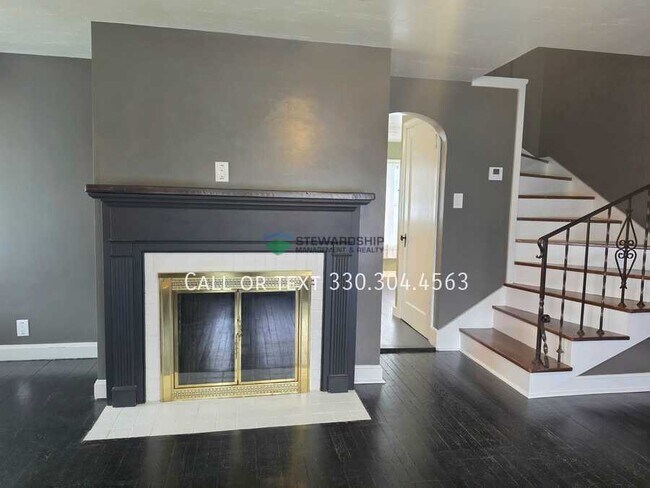 Building Photo - 2119 Maple Ave NE