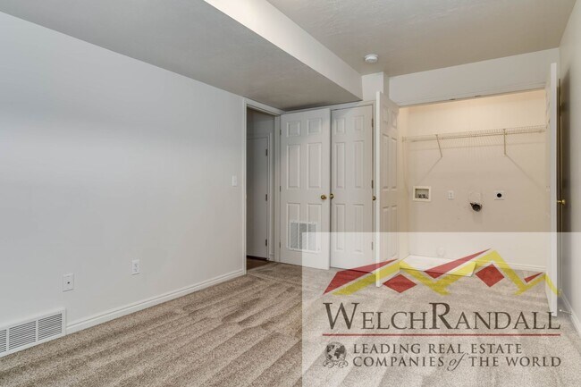 Building Photo - Spacious Townhome in Roy
