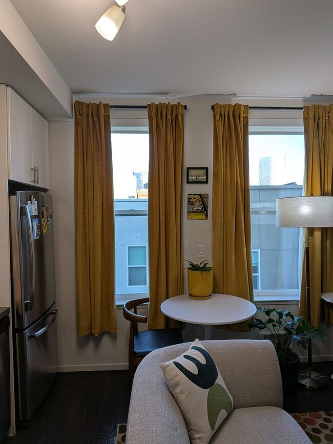 Building Photo - Studio Apartment Home on Top Floor with views of City Hall!