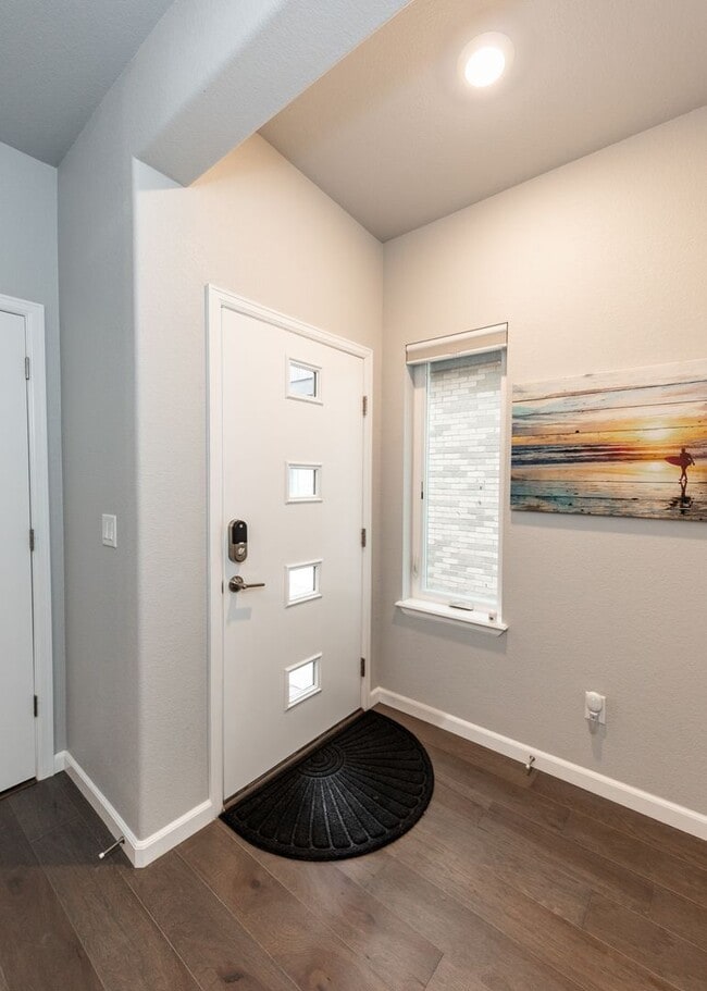 Building Photo - Urbanite Living near Downtown 3 Bed End Unit Townhouse