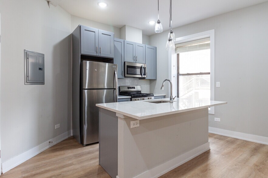 Building Photo - 441 W Belden Ave