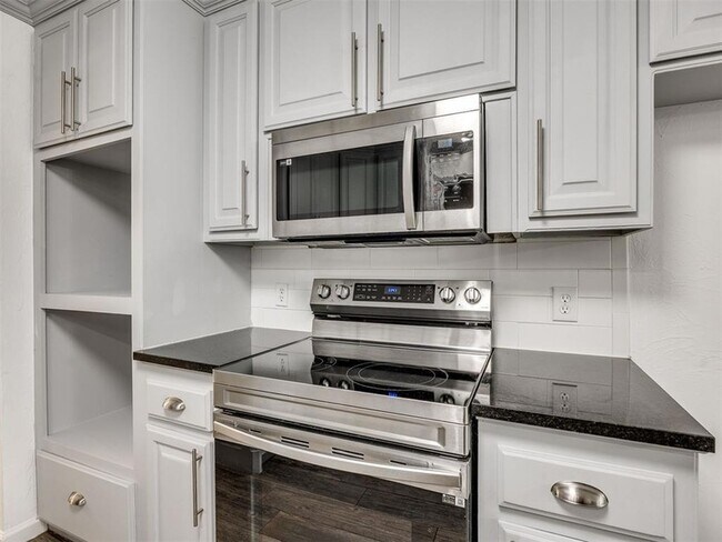 Building Photo - 6312 Overcourt Manor