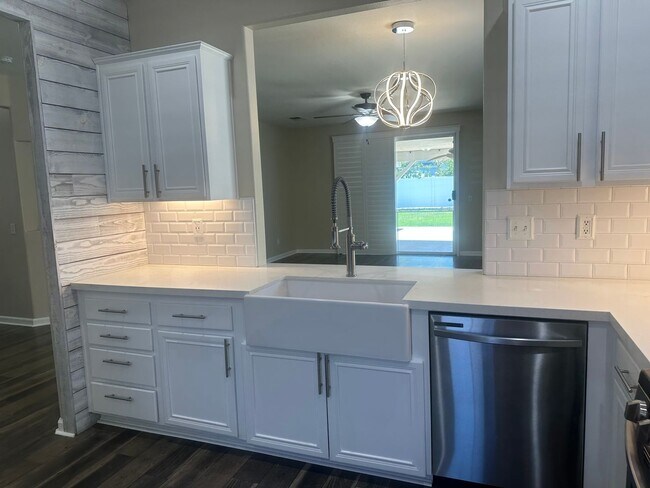 Building Photo - Single Story cul-de-sac 3Beds/2Bath Home i...