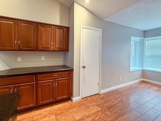 Building Photo - 530 Belwin Dr