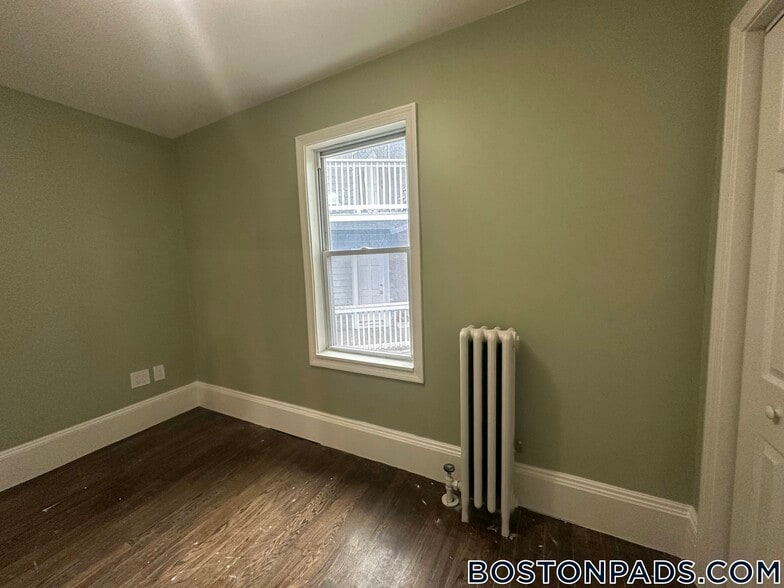 Building Photo - 13 Gladstone St