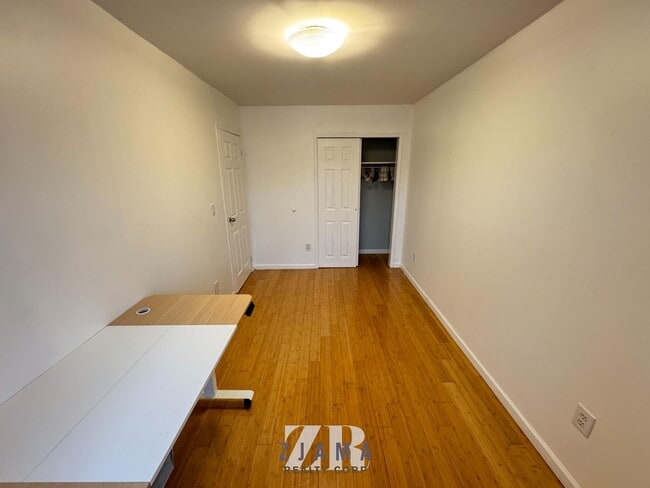 Building Photo - 440 Midwood St