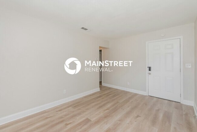 Building Photo - 3 Bedroom Pet-Friendly Home in Tampa, FL with Main Street Renewal
