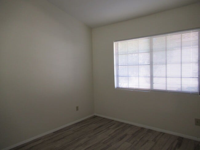 Building Photo - Single Level Townhome in Scottsdale!