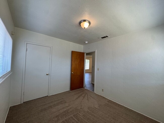 Building Photo - 2426 E Dayton Ave