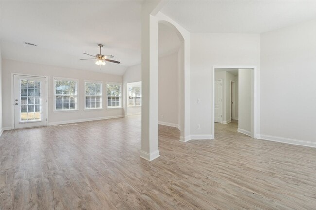 Building Photo - AVAILABLE NOW! (Pet Friendly)