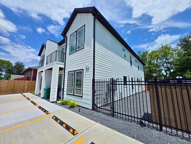 Building Photo - 3915 Tuam St