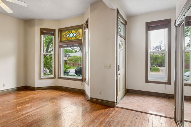 Building Photo - 2 Bedroom In Field Club!!