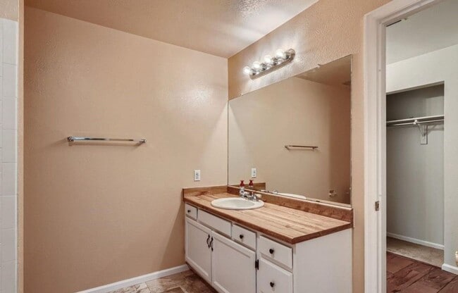 Building Photo - Wonderful Condo In Desirable Lakewood Comm...