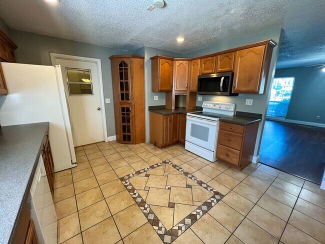 Building Photo - Pet Friendly 5BR/3BA Pool home in Northwoo...