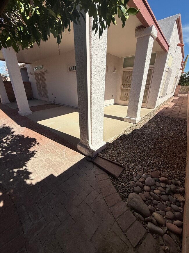 Building Photo - HOUSE FOR RENT